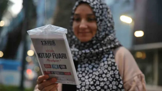 5 dakikada 5 bin kitabı dalından topladılar