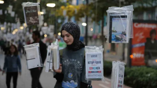 5 dakikada 5 bin kitabı dalından topladılar