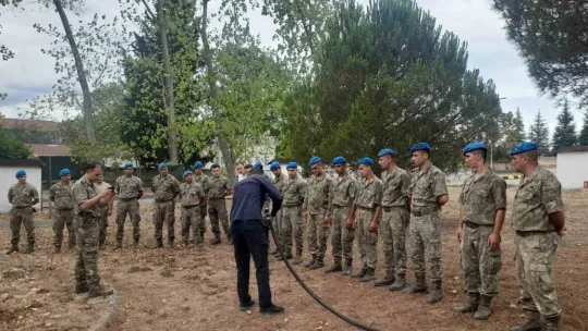 Askeri personele yangın tatbikatı