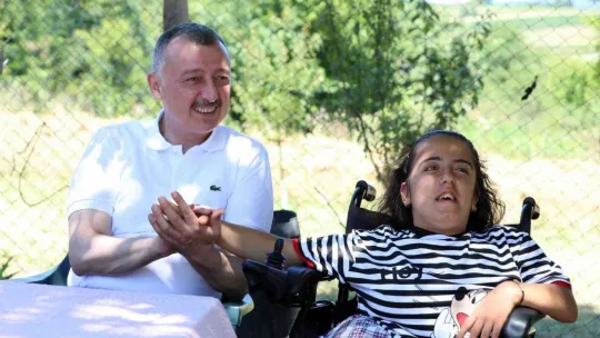 Aslıhan'ın yüzü kilit parke taşıyla güldü