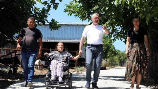 Aslıhan'ın yüzü kilit parke taşıyla güldü