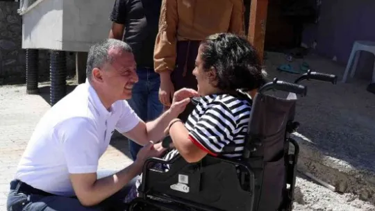 Aslıhan'ın yüzü kilit parke taşıyla güldü