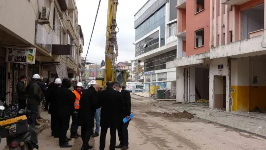 Asrın felaketinden izler taşıyan binalar yıkılıyor