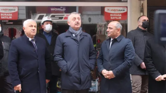 Asrın felaketinden izler taşıyan binalar yıkılıyor