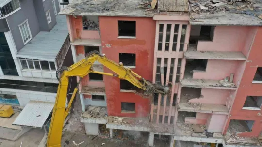 Asrın felaketinden izler taşıyan binalar yıkılıyor