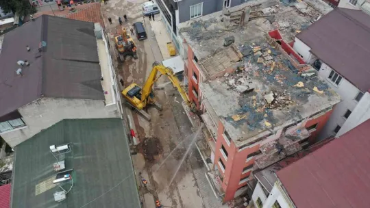 Asrın felaketinden izler taşıyan binalar yıkılıyor