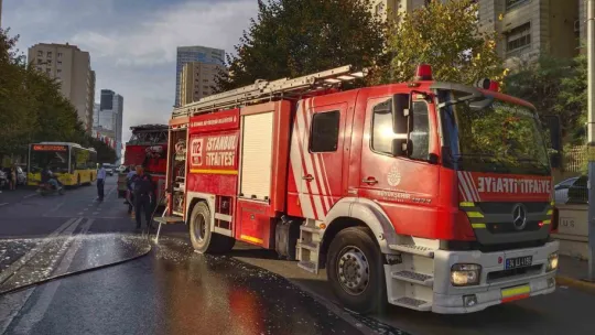 Ataşehir'de İETT otobüsü alev alev yandı, faciadan dönüldü