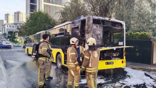 Ataşehir'de İETT otobüsü alev alev yandı, faciadan dönüldü