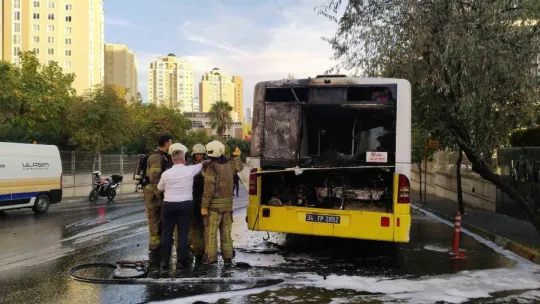 Ataşehir'de İETT otobüsü alev alev yandı, faciadan dönüldü