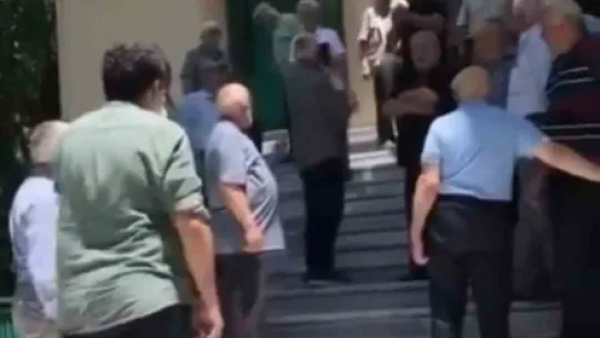 İmam caminin kapısını kilitledi, cemaat mağdur oldu