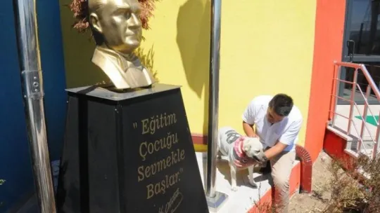 Atatürk büstü altında bulunan köpeği öğretmenler sahiplendi