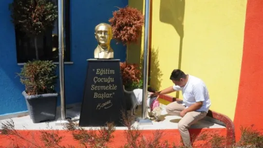Atatürk büstü altında bulunan köpeği öğretmenler sahiplendi