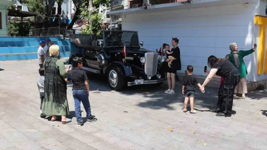 Vatandaşlar fotoğraf çekmek için sıraya girdi