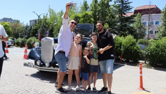 Vatandaşlar fotoğraf çekmek için sıraya girdi