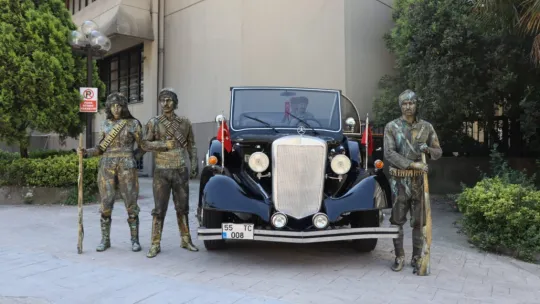 Vatandaşlar fotoğraf çekmek için sıraya girdi