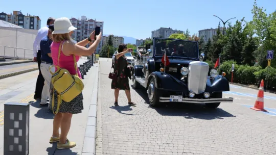 Vatandaşlar fotoğraf çekmek için sıraya girdi