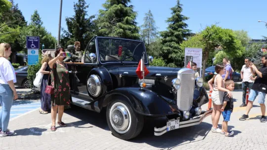 Vatandaşlar fotoğraf çekmek için sıraya girdi