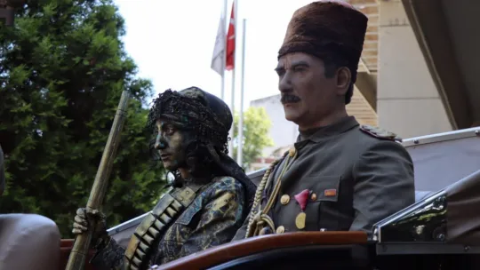 Vatandaşlar fotoğraf çekmek için sıraya girdi