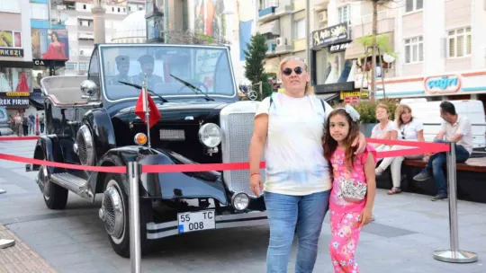 Vatandaşlar fotoğraf çekmek için sıraya girdi