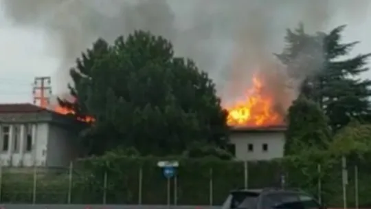 Atıl durumda olan fabrika alev alev yandı
