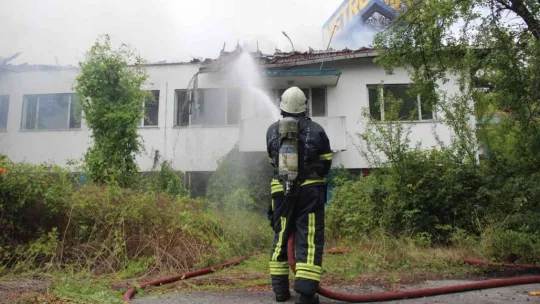 Atıl durumda olan fabrika alev alev yandı