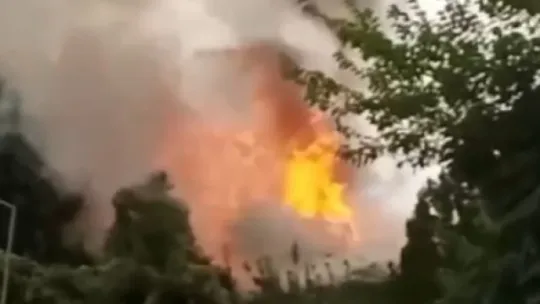 Atıl durumda olan fabrika alev alev yandı