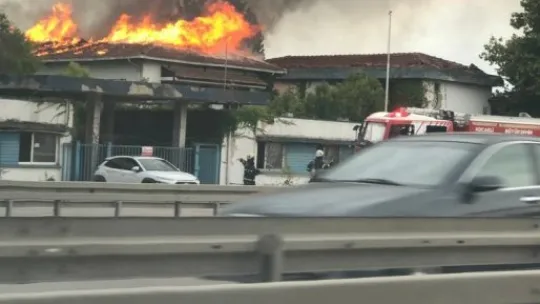 Atıl durumda olan fabrika alev alev yandı