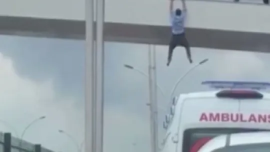 Atlamak üzereyken itfaiye ekipleri böyle aldı
