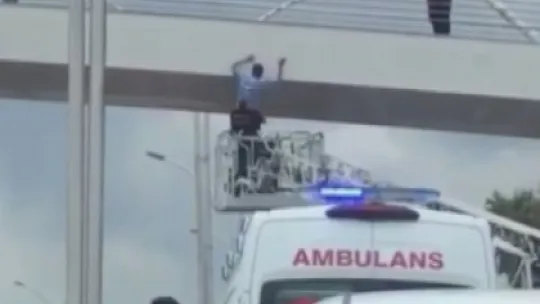 Atlamak üzereyken itfaiye ekipleri böyle aldı