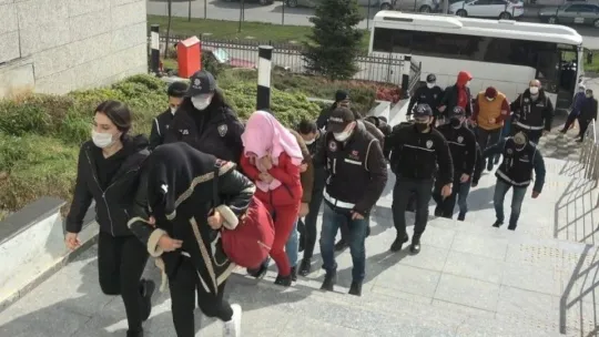 ATM'lere sahte para yükleyip vurgun yapmışlar