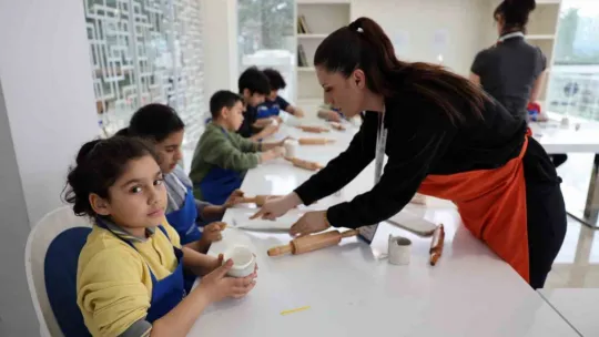 Atölye etkinlikleriyle acılarını bir nebze de olsa unutuyorlar