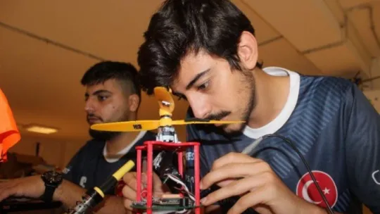 Atölyeye dönüştürdükleri öğrenci evinde model uydu yaptılar