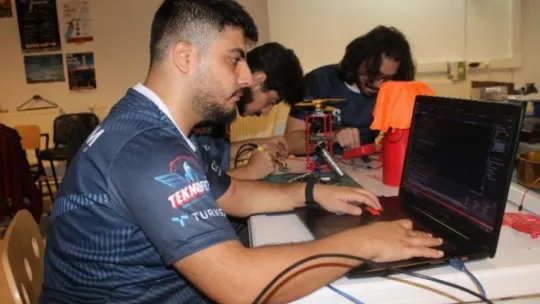 Atölyeye dönüştürdükleri öğrenci evinde model uydu yaptılar