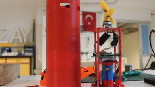 Atölyeye dönüştürdükleri öğrenci evinde model uydu yaptılar