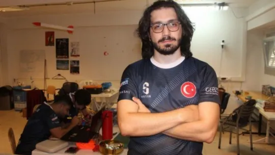 Atölyeye dönüştürdükleri öğrenci evinde model uydu yaptılar