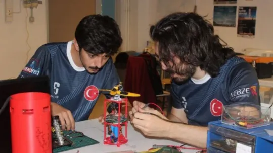 Atölyeye dönüştürdükleri öğrenci evinde model uydu yaptılar