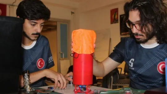 Atölyeye dönüştürdükleri öğrenci evinde model uydu yaptılar