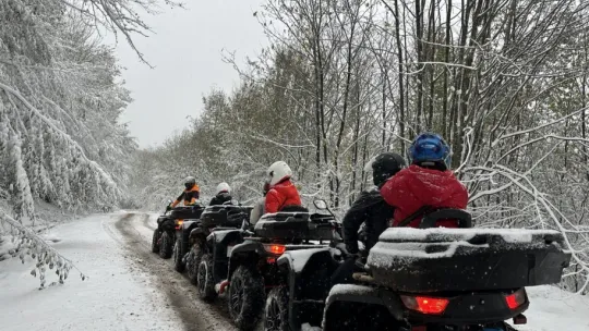 ATV'lerine atlayan grup karın keyfini çıkardı