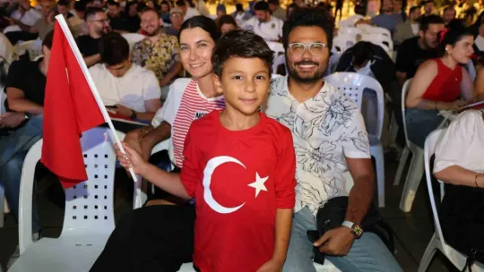 Ay yıldızlı coşku meydana sığmadı