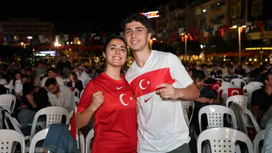 Ay yıldızlı coşku meydana sığmadı