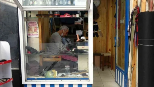 Ayakkabı tamircisinde unutulan eşyalar ihtiyaç sahiplerine veriliyor