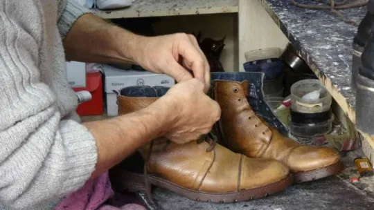 Ayakkabı tamircisinde unutulan eşyalar ihtiyaç sahiplerine veriliyor