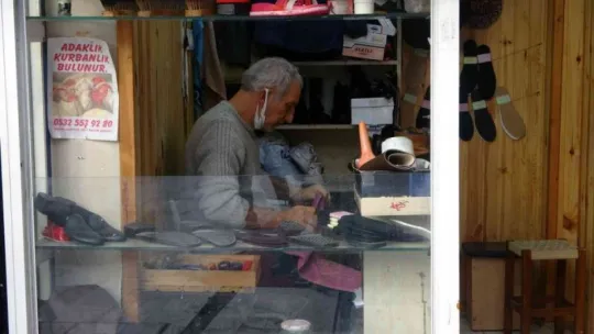 Ayakkabı tamircisinde unutulan eşyalar ihtiyaç sahiplerine veriliyor
