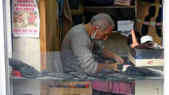 Ayakkabı tamircisinde unutulan eşyalar ihtiyaç sahiplerine veriliyor