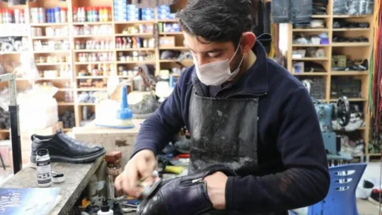 Ayakkabı tamiri yaparken iki şiir kitabı yazdı
