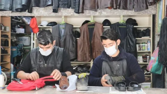 Ayakkabı tamiri yaparken iki şiir kitabı yazdı