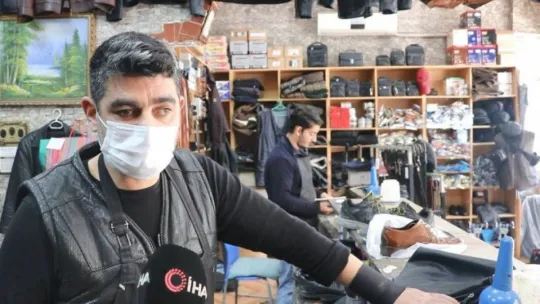 Ayakkabı tamiri yaparken iki şiir kitabı yazdı