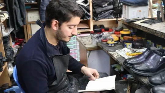 Ayakkabı tamiri yaparken iki şiir kitabı yazdı