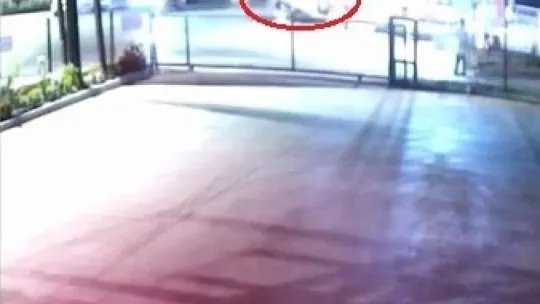 Aydınlatma direğine çarpan otomobil takla attı