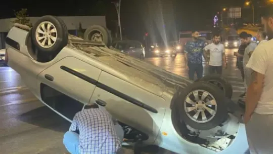 Aydınlatma direğine çarpan otomobil takla attı